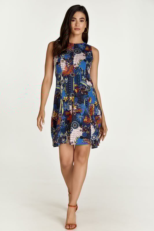Este vestido con estampado floral azul marino está elaborado en viscosa tejida. Es sin mangas y tiene escote redondo. Hay cierre de cremallera oculto en la espalda. Las costuras verticales en el cuerpo crean un ajuste perfecto. El vestido se ajusta al cuerpo y se abre en una falda estilo cloche desde la cintura.