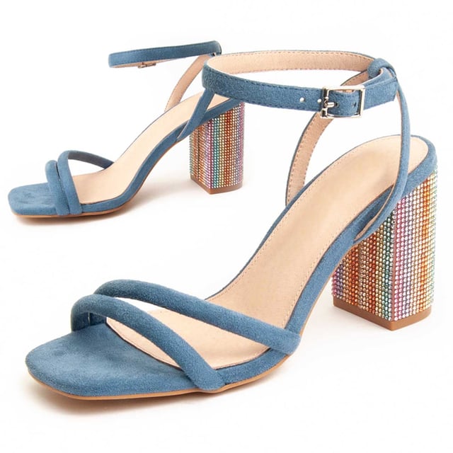 Sandalia de mujer con tacón. Plantilla de cuero natural acolchada. Ajuste cómodo. Fabricada por otras marcas para nuestra marca. Medidas aproximadas: tacón de 8 cm.