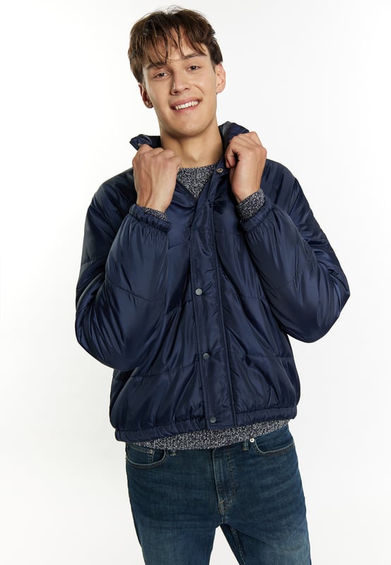Licht, gewatteerd en met een zachte glans presenteert Mo dit gewatteerde blousonjack voor het komende herfst-winterseizoen. De hoge opstaande kraag biedt bescherming, evenals de verborgen ritssluiting met drukknoopsluiting. De elastische manchetten zorgen voor een ideale pasvorm en zorgen voor de finishing touch.  Jas