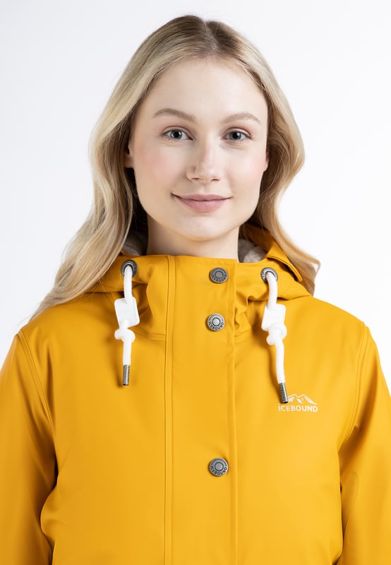Ganz gleich, ob nass oder kalt, mit dem urban rain Regenparka von ICEBOUND können Sie den ungemütlichen Herbst- und Wintermonaten gelassen entgegen sehen. Der trendige Friesennerz überzeugt mit warmer Wattierung, während das beschichtete Obermaterial, samt versiegelter Nähte, alle Nässe auf Abstand hält. Für einen besonders angenehmen Tragekomfort sorgt zudem ein weiches Jersey-Innenfutter in Melange-Tönen sowie der praktische 2-Wege-Reißverschluss, der mit einer Druckknopfleiste verdeckt ist, und so für weiteren Schutz sorgt. Ebenso gut durchdacht sind die seitlichen Eingrifftaschen, die dank Reißverschluss und schräger Patten für Trockenheit sorgen. In puncto Optik überzeugt der Mantel durch seine praktische Länge mit abgerundetem Rückenteil sowie durch die Taillenkordel, mit der der Mantel mittig enger gezogen werden. Abgerundet wird das Modell durch die Kapuze, die durch die Kordel und die Logo-Ösen optisch, wie funktional verstärkt wird.  Regenmantel mit Wattierung