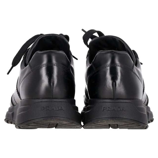 Prada Prax 01 Schnür-Low-Top-Sneaker aus schwarzem Kalbsleder VINTAGE, UVP WIE NEU
Gönnen Sie sich Luxus mit den Prada Prax 01 Schnür-Low-Top-Sneakern aus elegantem schwarzem Kalbsleder. Diese stilvollen Sneakers vereinen mühelos Komfort und Raffinesse und verfügen über ein klassisches Schnürdesign, das sie sowohl für lässige Ausflüge als auch für einen schicken Streetstyle perfekt macht. Das hochwertige Kalbsleder sorgt nicht nur für einen anspruchsvollen Look, sondern garantiert auch Langlebigkeit und Komfort für ganztägiges Tragen. Mit ihrer minimalistischen Ästhetik und Pradas charakteristischer Handwerkskunst sind diese Low-Top-Sneaker eine vielseitige Ergänzung Ihrer Garderobe. Kombinieren Sie sie mit alles von eleganten Hosen bis zu Ihren Lieblingsjeans für einen gepflegten, aber lässigen Look.
Prada Prax 01 Schnür-Low-Top-Sneaker aus schwarzem Kalbsleder
Zustand: Sehr gut
Gebrauchsspuren: Leichte Abnutzungen, leicht getragen, aber sehr gut gepflegt. Kleine Markierungen an der Sohle & Faltenbildung, leichte Kratzer an der Sohle und den Fersen.
Verpackung: Keine
Farbe: Schwarz
Material: Leder | Kalbsleder
Größe: UK6.5/FR40/US7.5
Maße: Absatzhöhe: 50; Innensohlenlänge: 290
SKU: MRPPUGBSH397639M