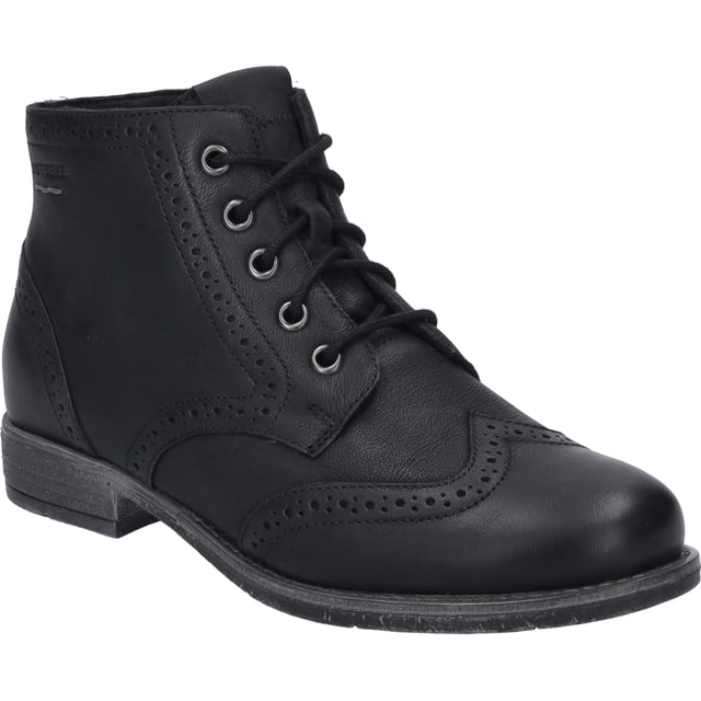 Entdecke die Eleganz und den unvergleichlichen Tragekomfort mit der Sienna 75 Stiefelette von JOSEF SEIBEL. Dieses Modell, perfekt für die Dame mit Sinn für zeitlose Mode, hebt sich durch seine Farbgebung in klassischem Schwarz hervor. Gefertigt aus feinstem Ziegenleder in Nappa-Qualität, verspricht diese Stiefelette nicht nur eine exzellente Passform, sondern auch Langlebigkeit. Die Sohle in edlem Grau aus TR (Thermoplastischem Kautschuk) unterstreicht nicht nur den modischen Anspruch, sondern bietet auch gute Rutschfestigkeit und eine lange Haltbarkeit. Der leichte Blockabsatz mit einer Höhe von 3 cm ergänzt das Design auf dezente Weise und sorgt für einen angenehmen Gang. Dank der herausnehmbaren Innensohle lässt sich der Schuh individuell anpassen und bietet die Möglichkeit, ein eigenes orthopädisches Fußbett zu verwenden, was den Tragegenuss weiter steigert. Die Schnürung garantiert eine optimale Anpassung an den Fuß und unterstreicht den casual-orientierten Look, der sich hervorragend für diverse Freizeitaktivitäten eignet. Ob beim Stadtbummel oder einem entspannten Spaziergang im Freien, die Sienna 75 Stiefelette ist der ideale Begleiter für jede Gelegenheit. JOSEF SEIBEL setzt mit seiner Produktlinie auf modernen Komfort und Perfektion in Passform und Funktion, was sich in der hochwertigen Auswahl der Materialien widerspiegelt. Die Herstellung nach der AGO-Methode, eine moderne Fertigungsart, die für Leichtigkeit und Formbeständigkeit steht, zeugt von der innovativen Ausrichtung des Unternehmens. Als Zeichen gegen Fast Fashion, repräsentiert jede Stiefelette von JOSEF SEIBEL die Werte der Slow Fashion: Beständigkeit, Qualität und ein bewusster Umgang mit Ressourcen. Mit der Sienna 75 erhältst du nicht nur einen Schuh, sondern ein Stück Tradition und Innovation, das dich in zahlreichen Lebenslagen stilvoll begleitet.