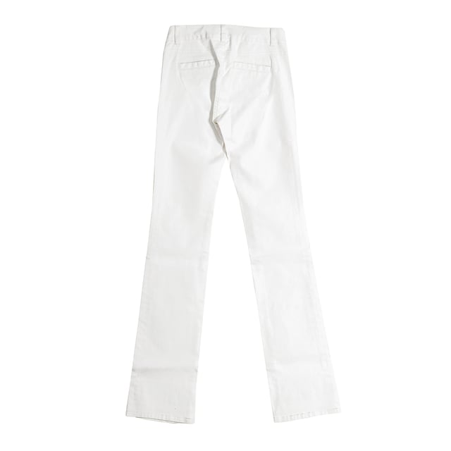 Designer långbyxor.\n Vit färg\n Midjeband med knappstängning.\n Sidoficka med dragkedja.\n Sömmarna syns i ton.\n\n Sammansättning: 98% bomull, 2% elastan\n\n Tvättråd:\n Tvättas i maxtemperatur 30º\n Det är inte tillåtet att använda en torktumlare.\n Får inte blekas.\n Kemtvätt.\n Sammansättning: 98% bomull, 2% elastan\n Skötsel av plagget:\nTvättråd:\n Tvättas i max temperatur 30º.\n Det är inte tillåtet att använda torktumlare.\n Använd inte blekmedel.\n Kemtvätt.