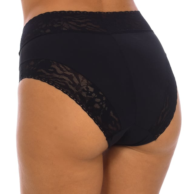 Weiche Spitzenhöschen der Marke Janira.
 Elastischer Bund, eng anliegend ohne Abdrücke zu hinterlassen.
 Hohe Taille und Shaper-Stil.
 Stickerei im Blumenstil auf der Vorderseite.
 Hochwertige Rohmaterialien.
 Die Nähte sind im Ton gehalten.
 Zusammensetzung: 85% Polyamid, 15%Elastan
 Pflegehinweise:
Waschen bei einer Temperatur von maximal 30º.
 -Keine Bleiche verwenden.
 -Kein Bügeleisen verwenden.
 -Keinen Trockner verwenden.
 -Nicht chemisch reinigen.