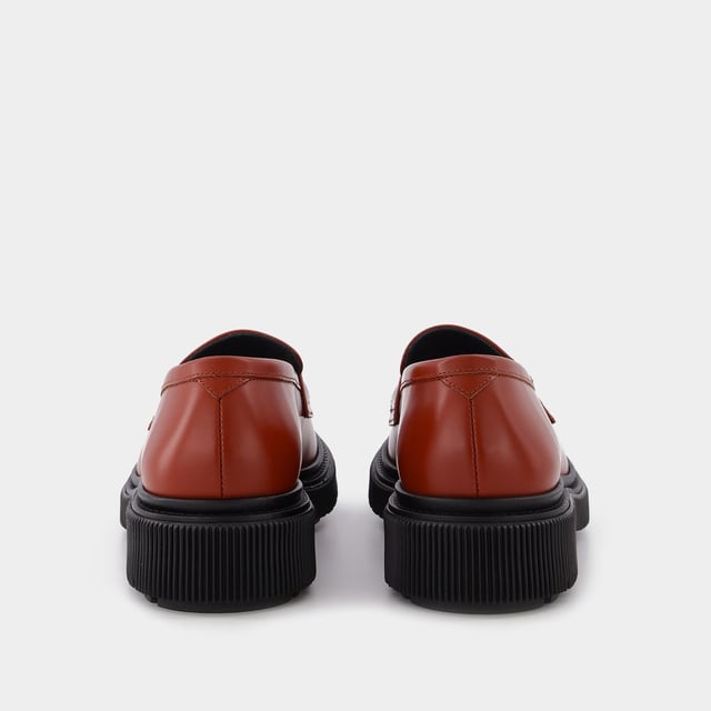 Adieu Mezcla de inspiración contemporánea e influencias retro, estos mocasines de suela gruesa de las colecciones de calzado son los nuevos básicos de fondo de armario. Póntelos con un blazer y unos pantalones ajustados para conseguir un look inspirado en los Mods de los años sesenta. Altura de la plataforma: 3,5 cm. Colores: rojo y óxido. Material principal: piel de ternero lisa. Material de la suela: caucho. Material del forro: cuero. Cierre: fácil de poner. Forma de la punta: redonda. Ajuste: fiel a la talla - Tallaje: europeo.