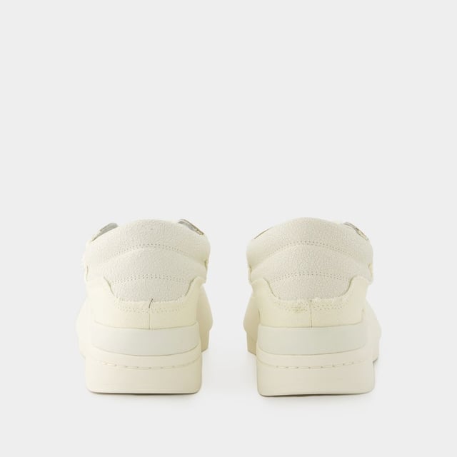 Farben: Beige - Cream White/Off White/Wonder White. Hauptmaterial: Glattes Kalbsleder. Sohlenmaterial: Gummi. Futtermaterial: Baumwolle. Verschluss: Schnürsenkel an der Oberseite. Form der Spitze: rund. Schuhe: größengerecht - Sizing: Europäisch.