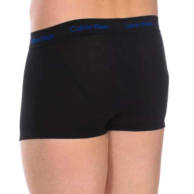 Pack-3 Bóxer Calvin Klein.
Color Negro
Cinturillas de goma elástica con el nombre de la firma bordado consecutivamente.
Tejido cómodo y transpirable.
Frontal anatómico, con capacidad de sujetar sin apretar.
Corte del bajo con acabado acanalado. 
Costuras vistas a tono.

Composición:  95% Algodón, 5% Elastano

 Instrucciones de lavado:
-Lavar a temperatura máx. 40ºC.
-No usar lejía.
-Admite lavado en seco.
-Permite utilizar secadora.
-Planchar a temperatura máx. 130ºC.