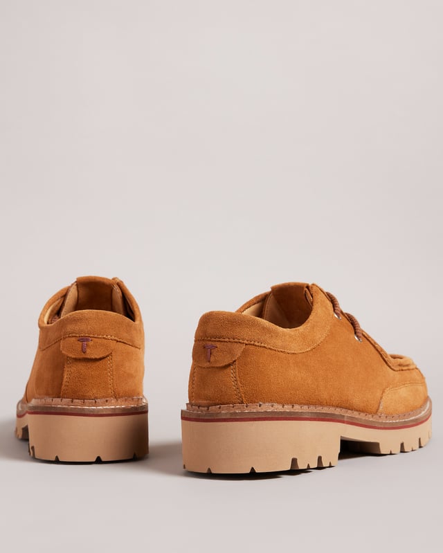 Mocasín de ante con suela gruesa