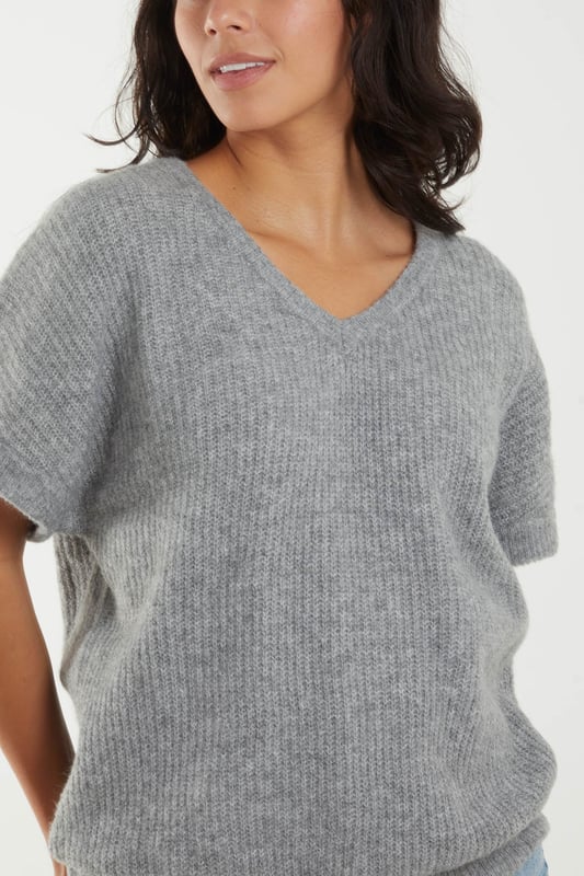 It's time to add a spin to your every day top, this knitted option is an easy wearing option for whatever you have planned! For the perfect day-to-day look team with ripped jeans and white trainers!