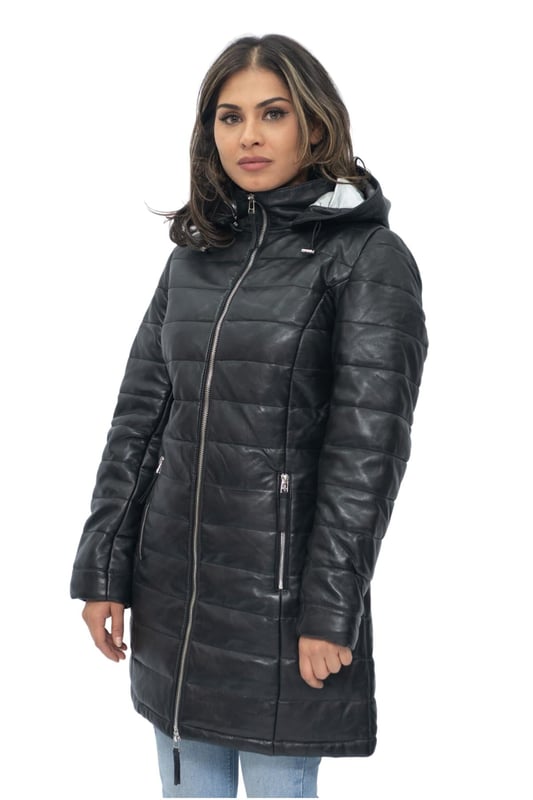 Presentamos nuestra parka de cuero con capucha para mujer, una combinación perfecta de estilo y funcionalidad. Fabricada con atención al detalle, esta chaqueta está diseñada para mantenerte abrigada y cómoda durante las estaciones más frías. La capucha desmontable proporciona versatilidad, lo que te permite adaptarte a las condiciones climáticas cambiantes. Las cremalleras YKK garantizan un cierre suave y confiable, mientras que el acolchado aislante agrega una capa adicional de calidez. El efecto acolchado en todo el abrigo agrega un toque elegante y realza su atractivo visual. El cuello alto proporciona protección adicional contra los vientos fríos, mientras que los dos bolsillos verticales para calentar las manos en la cintura ofrecen comodidad y opciones de almacenamiento. • Capucha desmontable para opciones de estilo versátiles • Cremalleras YKK para un cierre confiable y suave • Acolchado aislante para mayor calidez • Efecto acolchado en todo el abrigo para mayor estilo • Cuello alto para mayor protección contra los elementos • Dos bolsillos verticales para calentar las manos en la cintura para mayor comodidad y almacenamiento.