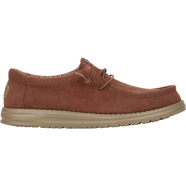 Es geht nichts über Wildleder. Von Tag zu Nacht. Arbeit und Freizeit. Der Wally Suede wertet jeden Look auf, ohne einen Schritt zu verpassen. Hochwertiges Wildleder, coole klassische Farben und ganztägiger HEYDUDE-Komfort.