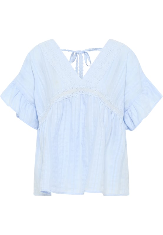 Diese leichte Baumwoll-Bluse von DreiMaster Vintage punktet mit ihrer zauberhaften Lochstickerei und dem gemusterten, fein strukturierten Baumwollstoff. Die lockerere Silhouette hat einen tiefen V-Ausschnitt auf der Vorder- und auf der Rückseite, wo er mit einem Spitzenband zusammengehalten wird. Die romantischen Rüschenärmel optimieren den femininen Boho-Look. Mit ihrer leichten Textur passt sie hervorragend zu Jeans und Röcken.  Tunika