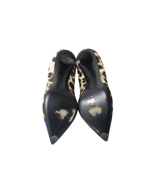 VINTAGE, RRP AS NEW
Look your fashionable best and make heads turn in these lovely pumps from Giuseppe Zanotti! They are crafted from leopard printed pony hair and feature pointed toe caps in a contrast blue hue. They come equipped with comfortable leather lined insoles and slender heels. They'll look great with an asymmetrical dress or a chic jumpsuit and are definitely worth adding to your closet!
Giuseppe Zanotti Pointed Heels in Animal Print Suede
Condition: excellent
Sign of wear: minimal scuff on soles and heels
Material: Suede
Color: Animal Print
Size: IT37/US7/UK4
SKU: 195402