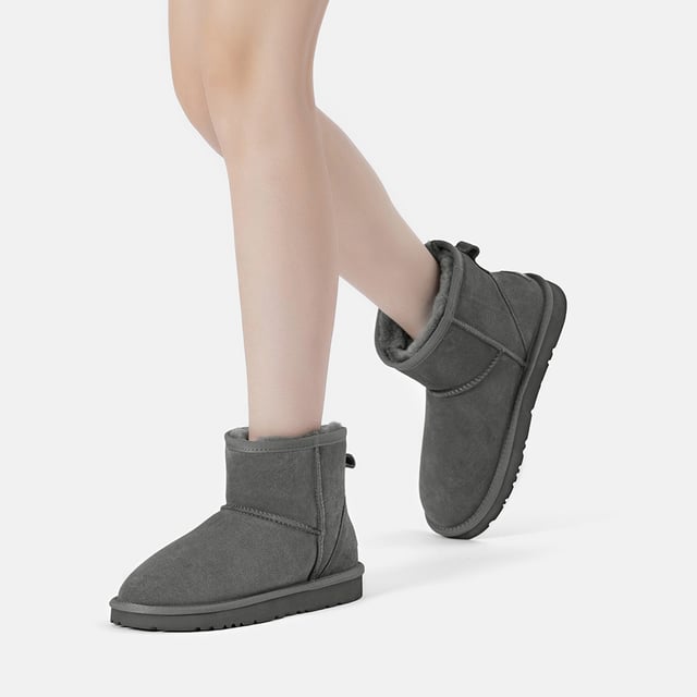 Discover the Ostrich Boots, a favourite among A-list celebrities, perfect for your winter wardrobe staple. These iconic boots effortlessly complement any outfit, whether you're relaxing at home or out running errands, seamlessly merging style with practicality for enduring comfort.

Product No. EAU3017

Description:
- Cow Suede Upper
Sheepskin Wool Insole and Lining
- EVA Sole