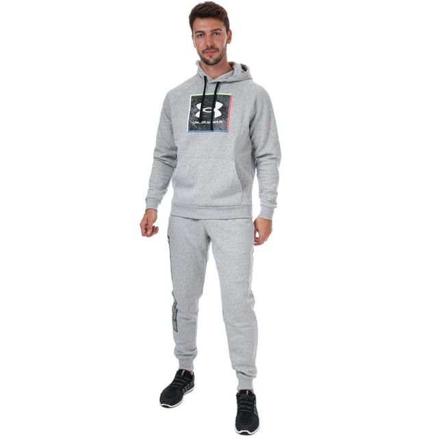 Mens Under Armour Rival Fleece Graphic Hoody in grey.- Drawcord-adjustable hood.- Long sleeves.- Front kangaroo pocket.- Lightweight  ultra-comfortable cotton-blend fleece with brushed interior to keep you warm & comfortable.- Ribbed cuffs and hem.- Loose fit.- Body: 80% Cotton  20% Polyester. Hood Lining: 60% Cotton  40% Polyester.- Ref: 1370349011