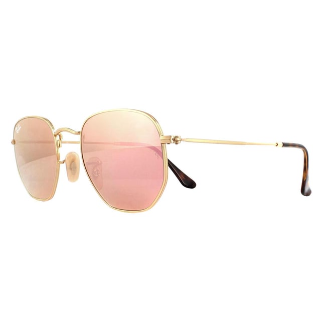 Las gafas de sol Ray-Ban RB3548N Hexagonal 001/Z2 Gold Copper Flash Mirror son una montura de forma hexagonal muy exclusiva y cuentan con las últimas lentes planas de cristal para una versión actualizada de las clásicas gafas de sol redondas de metal. Las patillas súper finas y el perfil acuñado de la montura completan el look moderno y a la moda.