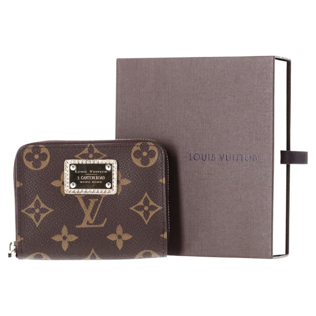VINTAGE, RRP AS NEW
Elevate your accessory game with the Louis Vuitton Monogram Hong Kong Canton Road Zippy Coin Purse. This luxurious wallet is crafted from the iconic Louis Vuitton monogram toile canvas and adorned with a brass logo plate and zipper. The interior boasts a sophisticated gold leather design with card slots and patch pockets, making it the perfect choice to keep your essentials close at hand while exuding style and elegance.


with box

Louis Vuitton Monogram Hong Kong Canton Road Zippy Coin Purse in Brown Canvas
Condition: Excellent
Signs of wear:  No sign of wear.
Packaging: None
Color: Brown | ochre
Material: canvas
Size: ONE SIZE
Measurements: Width: 20; Height: 90; Length: 110
SKU: NAPPUFRAC385211W