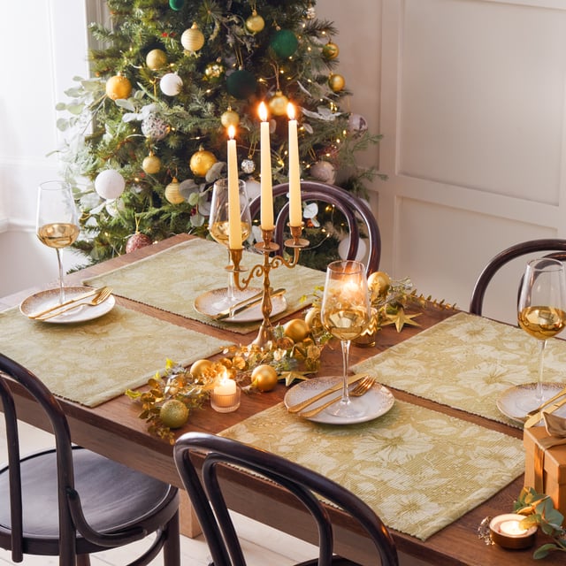 An intricately designed festive set of 4 placemats which adds intrigue to your Christmas table decor. This classic digital print features opulent fruits and florals, which bloom and grow frequently across the design amongst the elegant, strutting stags. All set against a rich golden background, providing added splendour to transform your Christmas dining table into something truly fabulous!