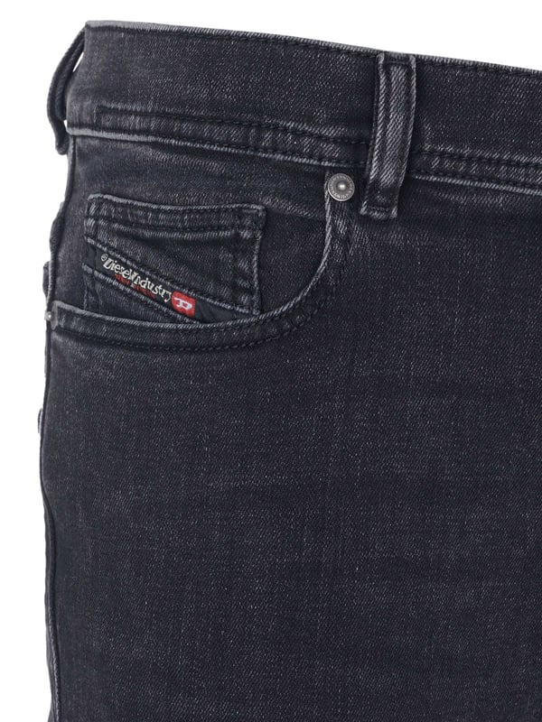 95% Baumwolle, 3% Polyester, 2% Elasthan; Diesel Jeans 1983 D-AMNY; Modell: A03586 09C23 02; Hochwertig verarbeitet; Weiche Baumwollmischung, Stretch; Skinny Fit, hohe Taille; Verschluss: Knopf, Reißverschluss; Klassischer 5-Pocket-Stil; Gürtelschlaufen; Diesel Logo-Details