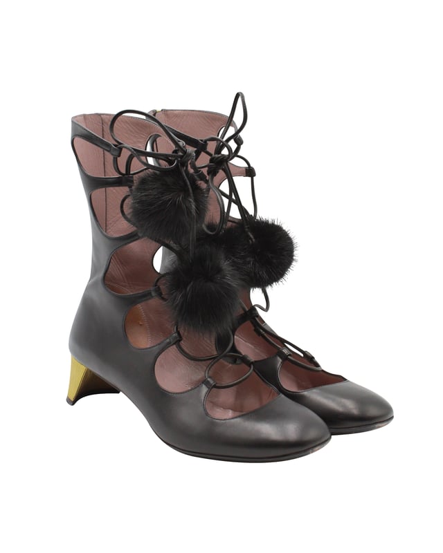 VINTAGE, RRP AS NEW
Gucci shows off its playful side with the 'Heloise' embellished ankle boots. A smooth black leather upper is accented with a gold-tone heel that amps up the glam factor. The lace-up design features mink fur pompoms that are made to move as you walk. Show off the statement beauts to full effect by teaming them with mini hemlines.


Gucci Heloise Lace-up Gladiator Boots In Black Leather
Condition: very good
Material: Leather
Size: 38
Sign of wear: wear on soles
SKU: 259593