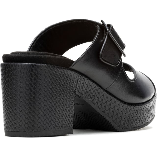 Stay comfy all day long in the Poppy Slide, with our Bounce footbed and soft microsuede lining you'll look great and stay comfy all summer long