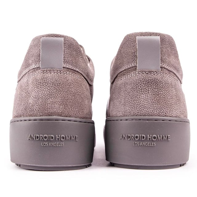 Una evolución de las famosas zapatillas Point Dume de Android Homme. reformateado en un estilo recientemente actualizado. Manteniéndose fiel a su forma original. elaborado a partir de la exclusiva suela. una llamativa parte superior de gamuza contigua con detalles de reptil. marca dorada y ojales con anilla en D. Con estos contemporáneos. zapatos de salón de lujo. Estarás listo para tus encuentros urbanos.