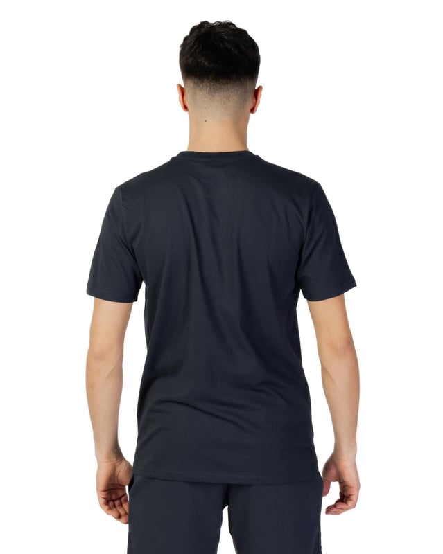Marca: Sergio Tacchini  
Género: Hombre  
Tipo: Camisetas  
Temporada: Primavera/Verano  

DETALLES DEL PRODUCTO  
• Color: azul  
• Patrón: estampado  
• Mangas: cortas  
• Escote: cuello redondo  

COMPOSICIÓN Y MATERIAL  
• Composición: 100% algodón  
• Lavado: lavar a máquina a 30°