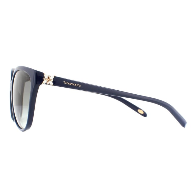 Las gafas de sol Tiffany TF4089B 82303C Azul Gris Degradado tienen una bonita forma de ojo de gato para mujer con deslumbrantes cristales en las bisagras. El icónico azul Tiffany se revela sutilmente alrededor de los bordes y el logotipo se presenta en cada patilla.