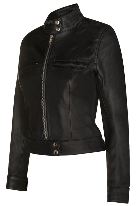 Mejora tu estilo con nuestra chaqueta de motociclista de cuero para mujer, una pieza atemporal que rezuma vanguardia y sofisticación. Esta chaqueta, confeccionada con un cuero increíblemente suave, ofrece una sensación de lujo y un aspecto resistente que es perfecto para cualquier ocasión. Ya sea que estés en la carretera o simplemente paseando por la ciudad, esta chaqueta de motociclista de cuero es la opción perfecta para hacer una declaración de moda audaz. Su combinación de elementos de diseño clásico y comodidad moderna la convierte en una incorporación imprescindible para cualquier guardarropa. Cuello alto con cierre de dos botones para una estética clásica de motociclista. Dos bolsillos en el pecho añaden funcionalidad y estilo a la chaqueta. Los accesorios plateados brindan un elegante contraste con el cuero. El forro interior de satén garantiza comodidad y un ajuste suave. El cuero suave no solo se ve genial, sino que también se siente excepcionalmente cómodo contra la piel.