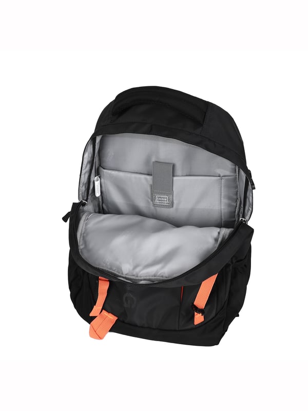Mochila unisex. El cierre es con cremallera. Los bolsillos internos son uno abierto. Hay tres bolsillos externos con cremallera y dos laterales abiertos. Falta la correa para el hombro. El asa es de tela. Hay un compartimento interno. El material exterior es poliéster. Internamente está forrado en poliéster. Medidas: 32x18x45 cm. Producto de moda