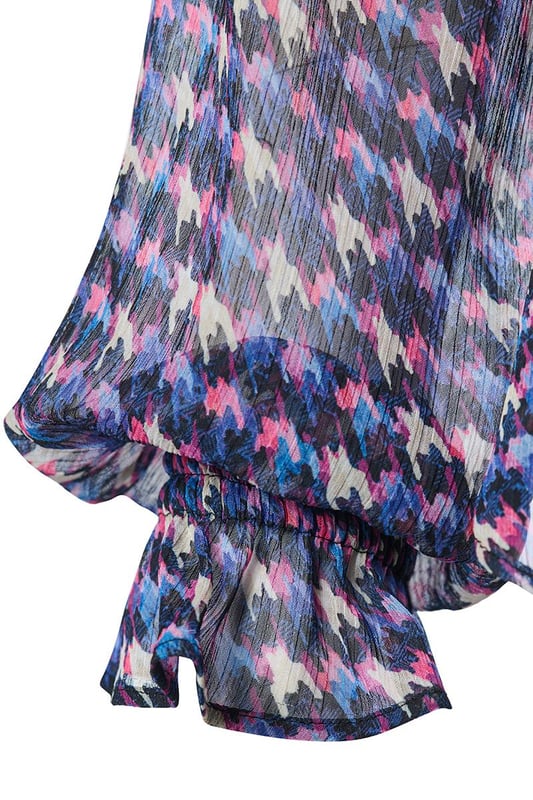 Die Voilebluse Audrey von Mart Visser hat einen Stehkragen und schöne Smok-Details an den Manschetten. Die Bluse hat eine gerade, luftige Passform, die bis zur Hüfte reicht. Diese Bluse besteht aus 100 % weichem Polyester und garantiert einen leichten und bequemen Fall. Die hervorragende Qualität des Polyesters macht die Bluse langlebig und pflegeleicht. Mit einem farbenfrohen Hahnentrittmuster und stilvollen Akzenten ist die Audrey-Bluse ein vielseitiges Kleidungsstück, das für eine Vielzahl von Anlässen geeignet ist. Diese Bluse lässt sich mühelos mit einer Hose oder einem Rock kombinieren, um ein trendiges und farbenfrohes Outfit zu kreieren. Die lockere Passform sorgt für Komfort und Bewegungsfreiheit, während der Stehkragen mit Bindekragen und Smok-Details an den Manschetten für einen zusätzlichen Hauch von Eleganz sorgen. Um einen bequemen Look zu erzielen, können Sie die Audrey-Print-Bluse mit der Daisy-Jeanshose kombinieren. Für den letzten Schliff ergänzen Sie den kobaltfarbenen, langen Chelsea-Cardigan und verleihen Ihrem coolen und femininen Outfit noch mehr Farbe und Komfort.