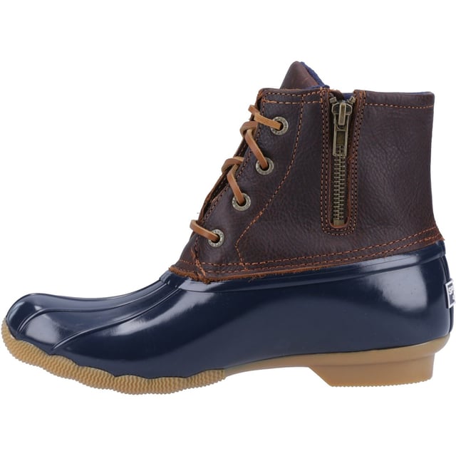 Mit den vielseitigen Sperry Saltwater Duck Boots für Damen können Sie Ihr nächstes Abenteuer in Angriff nehmen, ohne sich Gedanken über das Wetter und das Terrain an Ihrem Zielort machen zu müssen.