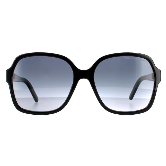 Marc Jacobs zonnebril MARC 526/S 807 9o Black Dark Gray Gradient zijn een stijlvolle vierkante stijl vervaardigd van lichtgewicht acetaat. Het embleem van Marc Jacobs is gegraveerd op de slanke tempels voor merkauthenticiteit.