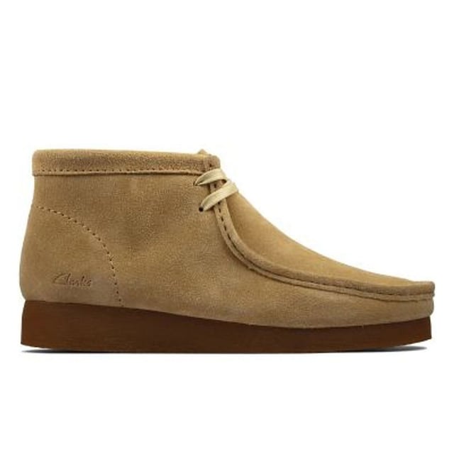 De Clarks Wallabee Maple Herenlaarzen Bruin zijn een klassieke en stijlvolle keuze voor mannen die op zoek zijn naar een combinatie van comfort, kwaliteit en tijdloos design. Clarks staat bekend om haar toewijding aan het maken van goed gemaakte en comfortabele schoenen, en de Wallabee laarzen zijn daarop geen uitzondering. Hier volgt een beschrijving van de belangrijkste kenmerken:

 Rijke bruine kleur: Deze laarzen worden geleverd in een rijke bruine kleur, die een warme en veelzijdige look biedt die past bij een breed scala aan outfits, van casual tot semi-formele kleding. Bruine laarzen zijn een klassieke keuze voor mannen.

 Premium bovenwerk van suède of leer:  De Wallabee laarzen zijn meestal gemaakt van eersteklas suède of leer, wat zorgt voor kwaliteit en een stijlvolle uitstraling. Met de keuze tussen suède en leer kun je het materiaal kiezen dat het beste bij je stijl en behoeften past.

 Op mocassin geïnspireerd ontwerp:  De Wallabee laarzen hebben een op mocassin geïnspireerd ontwerp, gekenmerkt door de kenmerkende mocassin teen stiksels. Dit ontwerp voegt een vleugje verfijning en stijl toe aan de laarzen.

 Vetersluiting: Deze laarzen hebben meestal een vetersluiting, voor een veilige en verstelbare pasvorm. De veters dragen bij aan de tijdloze en veelzijdige look.

 Crêpezool: De laarzen hebben een crêpezool, die bekend staat om zijn comfort en demping. Het biedt uitstekende schokdemping en vermindert vermoeidheid, waardoor ze comfortabel zijn om lang te dragen.

 Klassieke vetersluiting met twee oogjes:  Het vetersysteem met twee oogjes is een klassiek kenmerk van de Wallabee boots en draagt bij aan hun traditionele en tijdloze stijl.

 Veelzijdige stijl:  De Clarks Wallabee Maple Herenlaarzen Bruin hebben een veelzijdige stijl die kan worden gecombineerd met verschillende outfits, waardoor ze geschikt zijn voor zowel casual als semi-formele gelegenheden.