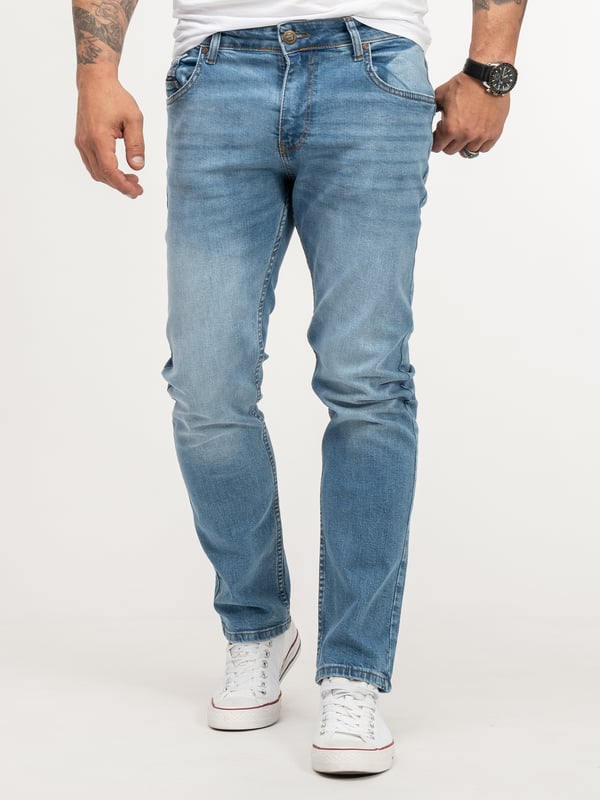 Komfort trifft auf Stil: Lorenzo Loren Herren Jeans Hosen LL-4001 Zeitloses Design für jeden Anlass Erlebe die perfekte Kombination aus Stil und Komfort mit den Lorenzo Loren Herren Jeans Hosen LL-4001 in Hellblau. Diese Jeans sind im klassischen Five Pocket Style gestaltet und bieten dank des mittleren Bundes einen bequemen Sitz. Das Stone Washed Finish verleiht den Hosen eine moderne, leicht verwaschene Optik, die sich perfekt in jede Garderobe einfügt. Ob für einen entspannten Tag oder einen lässigen Abend – mit diesen Jeans bist du immer gut gekleidet.  Perfekte Passform dank Stretch-Material Die Lorenzo Loren Herren Jeans Hosen LL-4001 sind aus einem hochwertigen Stretch-Denim gefertigt, der sich optimal an deinen Körper anpasst und maximale Bewegungsfreiheit bietet. Der Hosenschlitz mit Reißverschluss sorgt für zusätzlichen Komfort und eine einfache Handhabung. Diese Jeans sind die ideale Wahl für alle, die Wert auf Bequemlichkeit und eine perfekte Passform legen.  Vielseitig und kombinationsfreudig Diese hellblauen Jeans lassen sich vielseitig kombinieren und sind ein absolutes Must-Have für jede Saison. Trage sie mit einem einfachen T-Shirt und Sneakers für einen lässigen Look oder kombiniere sie mit einem Hemd und Lederschuhen für einen etwas eleganteren Auftritt. Egal, wie du dich entscheidest – mit den Lorenzo Loren Herren Jeans Hosen LL-4001 machst du immer eine gute Figur.