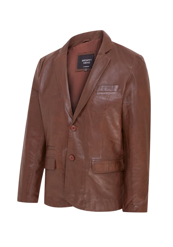 Una gran opción para crear un look sofisticado para ocasiones más formales, esta chaqueta blazer está confeccionada en nuestro cuero napa de grano completo de primera calidad. Con un solo pecho, dos botones y bolsillos con solapa ubicados en la cintura, esta chaqueta viene en el apreciado estilo tradicional. La chaqueta ha sido diseñada con una silueta delgada y se ajusta a la cintura para lograr el ajuste perfecto, con cuatro botones en cada puño abierto y una sola abertura en la parte trasera de la chaqueta también introducida para este propósito. Presentamos esta versión contemporánea del blazer clásico en combinaciones de colores negro y marrón para dos alternativas versátiles. • 100% cuero napa ultra suave de primera calidad • Blazer formal de un solo pecho con dos botones • 3 bolsillos externos y 2 internos • Cuatro botones en cada puño y una sola abertura en la parte trasera de la chaqueta