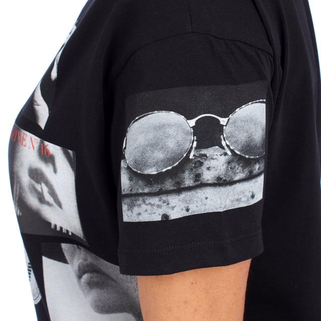 Camiseta de corte relajado y estilo contemporáneo de la marca Emporio Armani, con un diseño de cuello redondo y manga corta. 

La prenda destaca por su estampado de múltiples en la parte frontal, que combinan elementos gráficos y fotografías en tonos monocromáticos y detalles en color, creando un efecto visual moderno y artístico. 

En el centro del diseño se encuentra el icónico logotipo de Emporio Armani, que aporta un toque distintivo de la marca. 

Confeccionada en algodón de alta calidad, esta camiseta es ideal para quienes buscan una pieza versátil y llamativa que combine comodidad con estilo urbano y sofisticado.
 Composición: 100% Algodón
 Cuidados:
- Lavar en máquina en ciclo suave.
- Evitar el uso de la secadora,
- Planchar a baja temperatura.