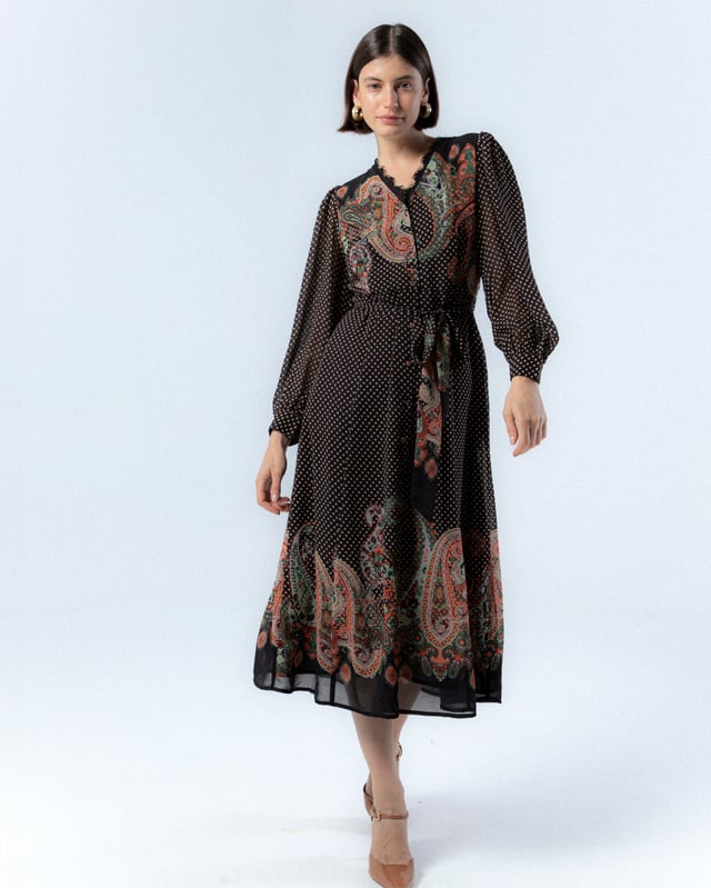 El vestido midi de estampado combinado Matilda te envuelve en la elegancia del otoño. Con su estampado de lunares y paisley, esta prenda combina lo clásico con un toque romántico. Perfecto para cualquier ocasión, añade un aire de sofisticación y frescura a tu estilo.
 
 
 
 Vestido midi con cuello pico con detalle de cinta de encaje negra. 
 
 Cierre frontal con botones. 
 
 Bolsillos laterales. 
 
 Corte en cintura. 
 
 Cinturón confeccionado en mismo tejido ajustable con lazadas. 
 
 Manga larga acabado con puño. 
 
 Tejido estampado combinación lunares y paisleys.