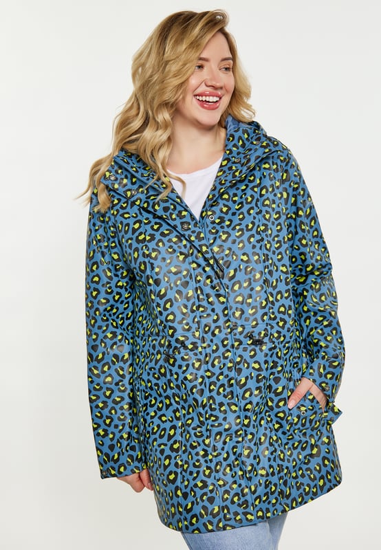Ga de frisse lucht in met dit stijlvolle regenjack met een opvallende cheetah-print. Ontworpen met een lange, losse pasvorm en een verstelbare taille voor comfort, perfect voor mensen met een grotere maat. Waterdicht materiaal (3000 mm) houdt je droog, terwijl drukknopen en een ritssluiting de functionaliteit vergroten. Jas met verstelbare capuchon, opstaande kraag en praktische zakken met drukknopen, gelaste naden zorgen voor gebruiksgemak, zelfs tijdens de zwaarste regen. Dit product maakt deel uit van de Plus Size-collectie.  Regenjas