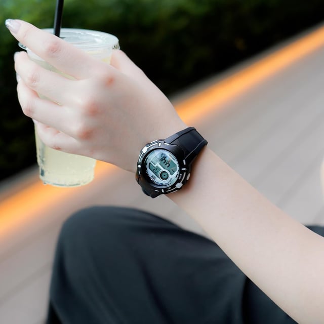 This Ice Watch Ice Digit Explorer - Black White Digital Watch for Child is the perfect timepiece to wear or to gift. It's Black 40 mm Round case combined with the comfortable Black Silicone watch band will ensure you enjoy this stunning timepiece without any compromise. Operated by a high quality Quartz movement and water resistant to 10 bars, your watch will keep ticking. Discover the ICE digit explorer Black white. This Digital watch has a Calendar function: Day-Date as well as Stop Watch , Countdown , Dual Time , Alarm and Light High quality 19 cm length and 19 mm width a Black Silicone strap with a Buckle Case diameter: 40 mm,case thickness: 16 mm, case colour: Black and dial colour: White