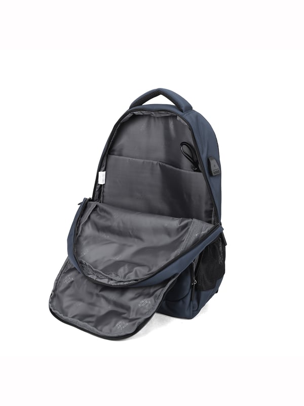 Mochila unisex. El cierre es con cremallera. Los bolsillos internos son uno abierto. Hay tres bolsillos externos con cremallera y dos laterales abiertos. Falta la correa para el hombro. El asa es de tela. Hay un compartimento interno. El material exterior es poliéster. Internamente está forrado en poliéster. Medidas: 49x37x17 cm. Producto de moda