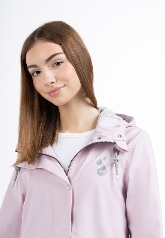 Pour les amoureux de la nature, les cyclistes ou les promeneurs, une veste de pluie est indispensable. Cela tombe bien, myMo a également dans son répertoire une veste qui offre une protection idéale contre la pluie. Le matériau enduit est imperméable au vent et à l'eau et résiste à toutes les conditions météorologiques. La forme légèrement cintrée et de longueur moyenne offre une protection supplémentaire contre la pluie grâce à la large capuche et aux cordons scintillants. La fermeture à boutons-pression au-dessus de la fermeture éclair ainsi que les poches à rabat en biais optimisent également la veste en termes de résistance aux intempéries.