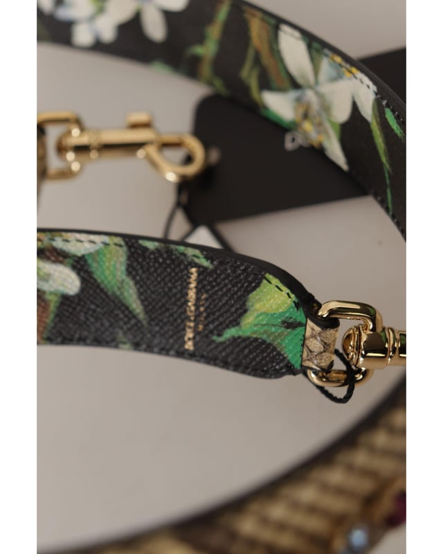 100% äkta Dolce \u0026 Gabbana axelrem för axelväska\n  Tillverkad av läder\n  Vacker beige nyans\n  Komplett med två guldfärgade karbinhakar\n  Modell: Axelrem för väskor\n  Kön: Kvinna Kvinnor\n  Färg: Beige med guldfärgade metalldetaljer\n  Material: 100% Python-läder\n  Detaljerad logotyp\n  Tillverkad i Italien\n  Mått: 100cm x 3cm\nMaterial: 100% pytonläder