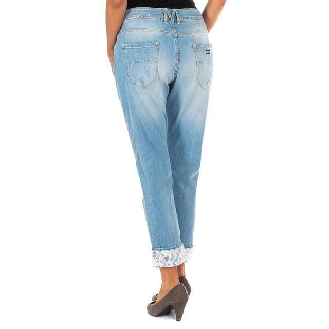 Long denim pants.
 Button closure on the front.
 Waist with belt loops.
 Two open pockets and a mini pocket on the front.
 Two open pockets on the back.
 Application of laminated label and brand name, on the side of the waistband, on the back.
 Straight hem cut.
 Seams seen in tone.
 Composition: 98% Cotton, 2% Elastane
 Care:
- Wash maximum at 40ºC.
 - Iron at medium temperature, max. 110ºC.
 - Allows you to use a dryer.
 - Do not use bleach.
 - Does not support dry cleaning.