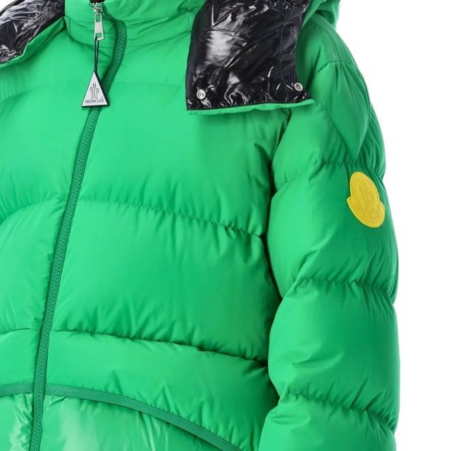 Mantente abrigado y a la moda esta temporada con la chaqueta verde Moncler. Con una insignia amarilla de Moncler, la chaqueta verde Moncler estilo con capucha, estilo: 1A00031M2012 834 Chaqueta con capucha con insignia amarilla, cierre de cremallera 58% nailon, 42% algodon, relleno: plumas