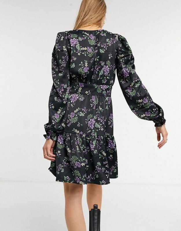 Crack the dress code All-over floral print V-neck Puff sleeves Ruched waist Tiered skirt Smock style Regular fit True to size