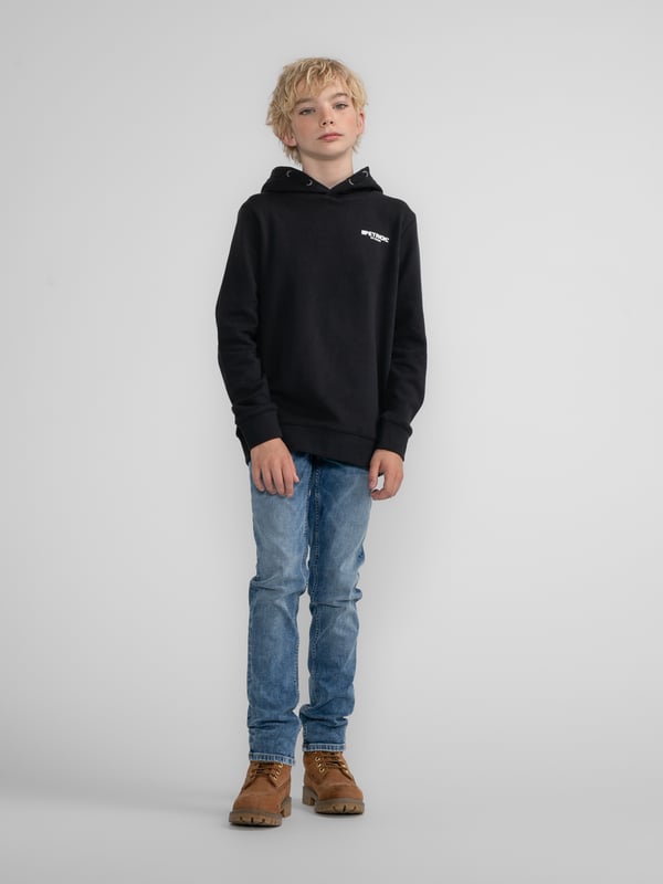 Lässiger Hoodie mit dezentem Logoprint auf der Brust und normaler Passform. Dieser Hoodie hat eine Kapuze mit Tunnelzug, eine Kängurutasche und gerippte Ärmelbündchen. Hergestellt aus 100 % Baumwolle. Du kannst dich nicht zwischen zwei Größen entscheiden? Dann wähle die größere Größe. Lässiger HoodieDezenter LogoprintNormale PassformKapuze mit TunnelzugKängurutasche100 % Baumwolle