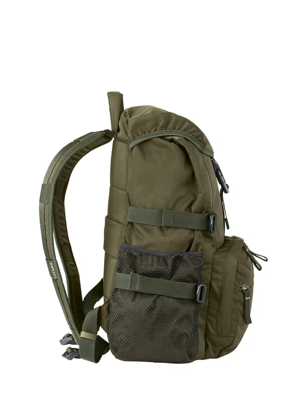 unisex rugzak met gespsluiting. één open binnenzak. twee ritssluitingen aan de voorkant en twee open zijritsen met externe zakken. ontbrekende schouderband.  Handvat van gerecycled polyethyleentereftalaat. een binnencompartiment.  extern materiaal.  Binnenkant van gerecycled polyethyleentereftalaat. Afmetingen: 28x37x15 cm. Modeproduct