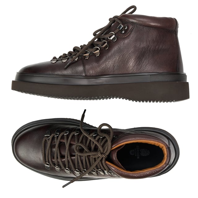 Erlebe Komfort und FunktionalitÃt neu definiert mit dem Wallace Wanderschuh in Schwarz. Der gepolsterte Schaftrand bietet maximalen Komfort und UnterstÃtzung, wÃhrend der spezielle Memoryfoam sich perfekt an Deine FuÃŸform anpasst und so fÃr ein individuelles TragegefÃhl sorgt. Die Schuhe sind ausgestattet mit EVA Sohlen, die hervorragende StoÃŸdÃmpfung und Haltbarkeit gewÃhrleisten und gleichzeitig super leicht sind.
