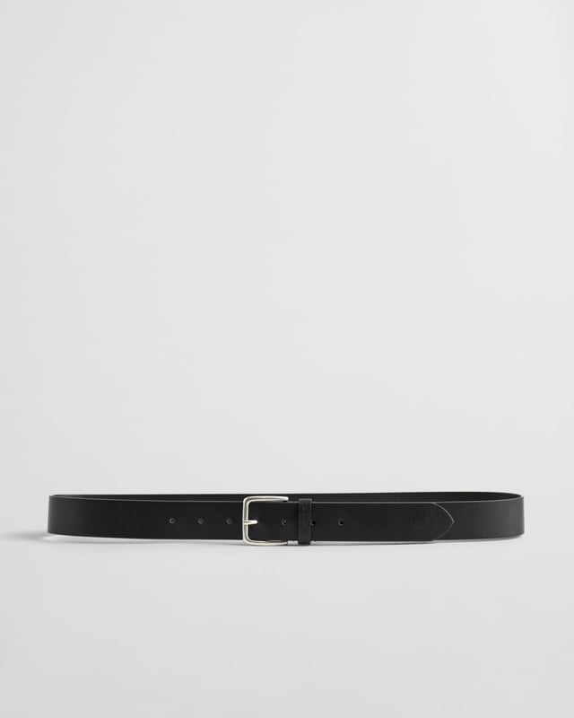 This classic leather belt from GANT, crafted from 100% premium cow leather, is versatile and suits any look. It comes with a metal buckle and a debossed GANT logo on the keeper. 

Regular fit
GANT logo debossed on belt keeper
Metal buckle
25 mm width

 100% Cow Crust Leather 

9940167
 
 